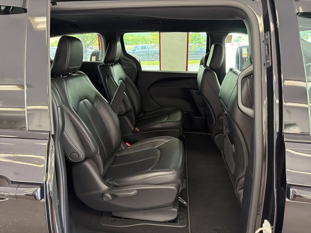 Used 2023 Chrysler Pacifica Touring-L w/ S Appearance Package FWD image 30