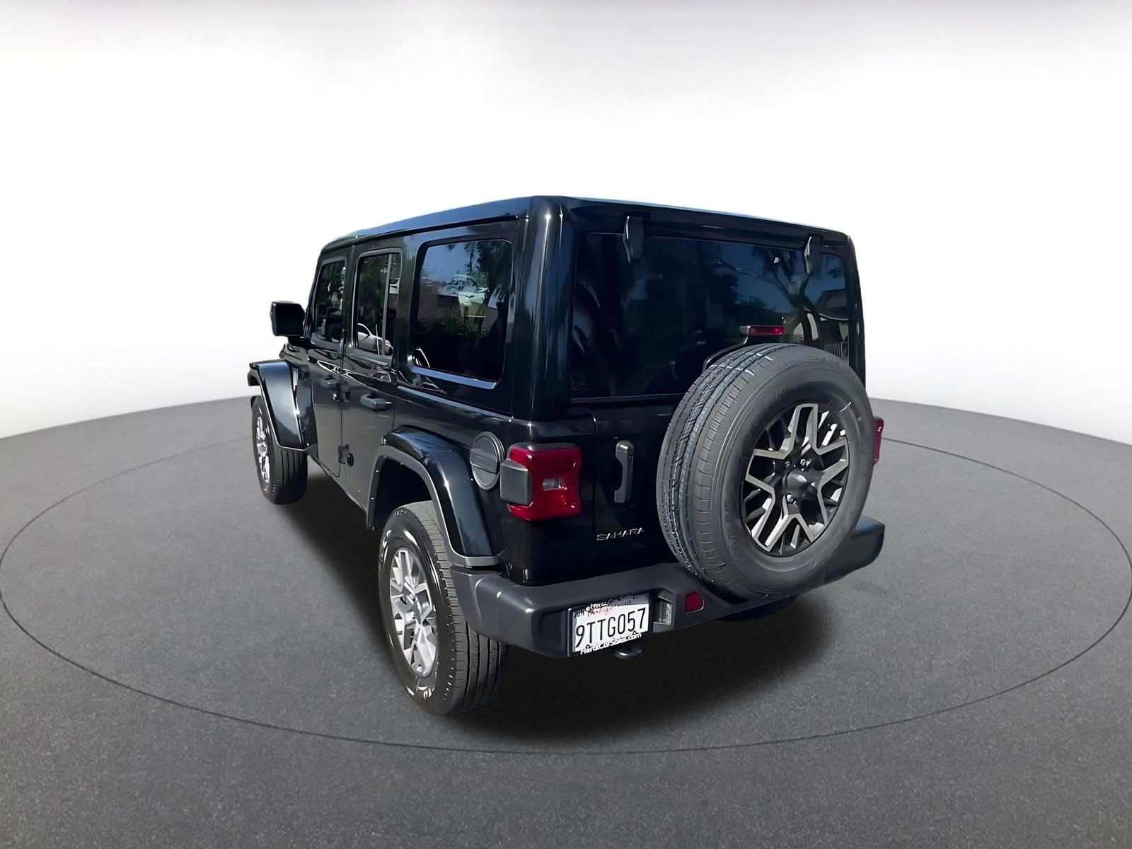 Used 2025 Jeep Wrangler Unlimited Sahara AWD/4WD image 11