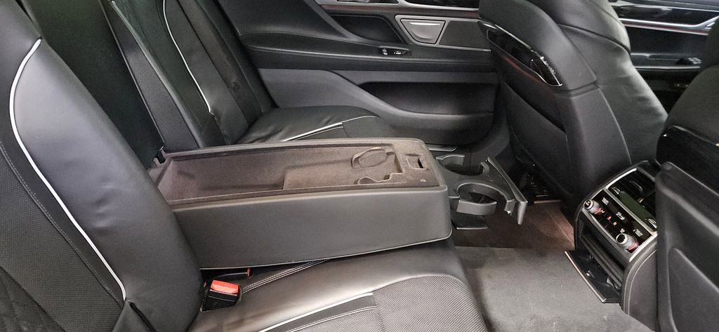 Used 2017 BMW 750i xDrive image 18