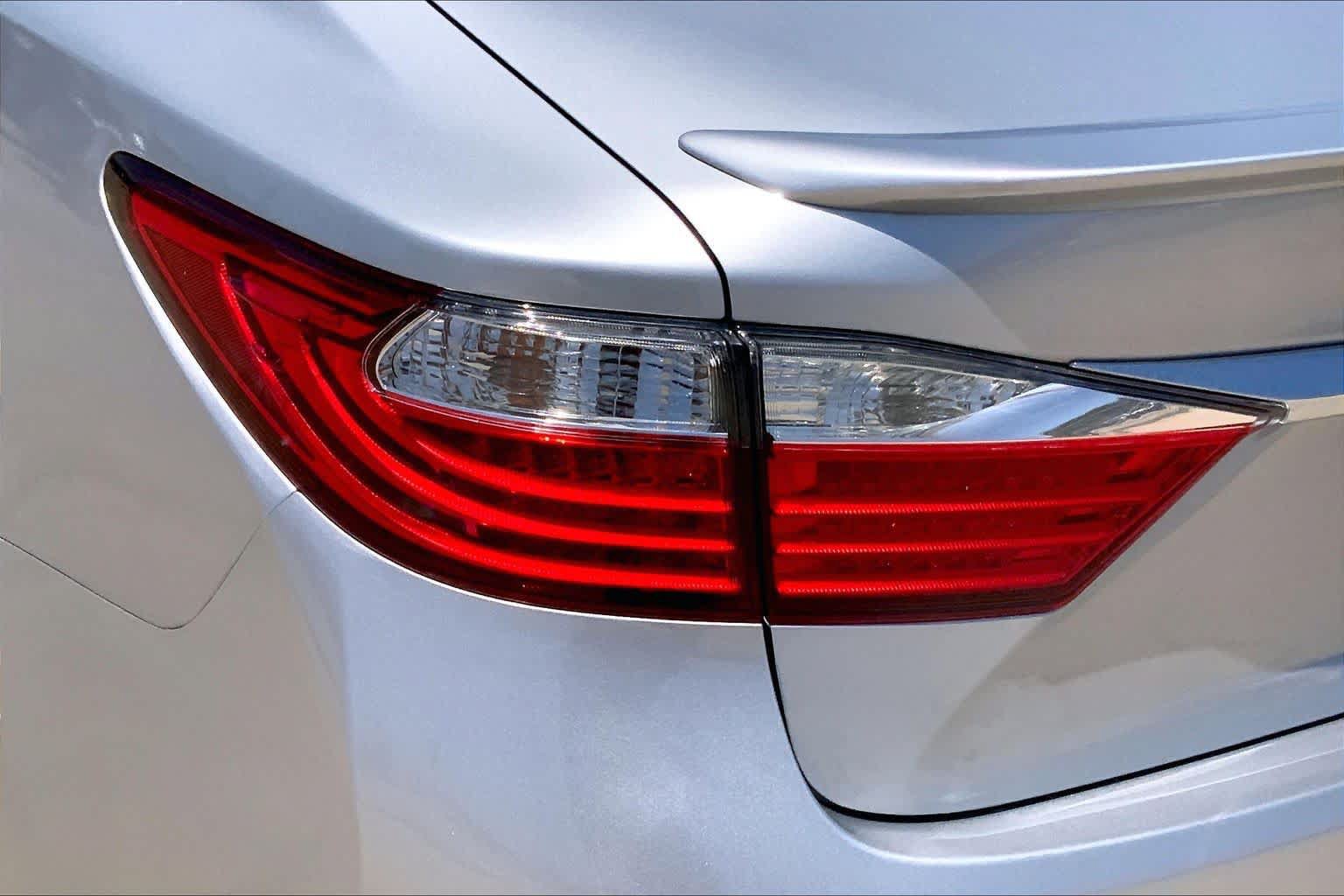 Used 2014 Lexus ES 300h w/ Luxury Package w/Bamboo Trim FWD image 28