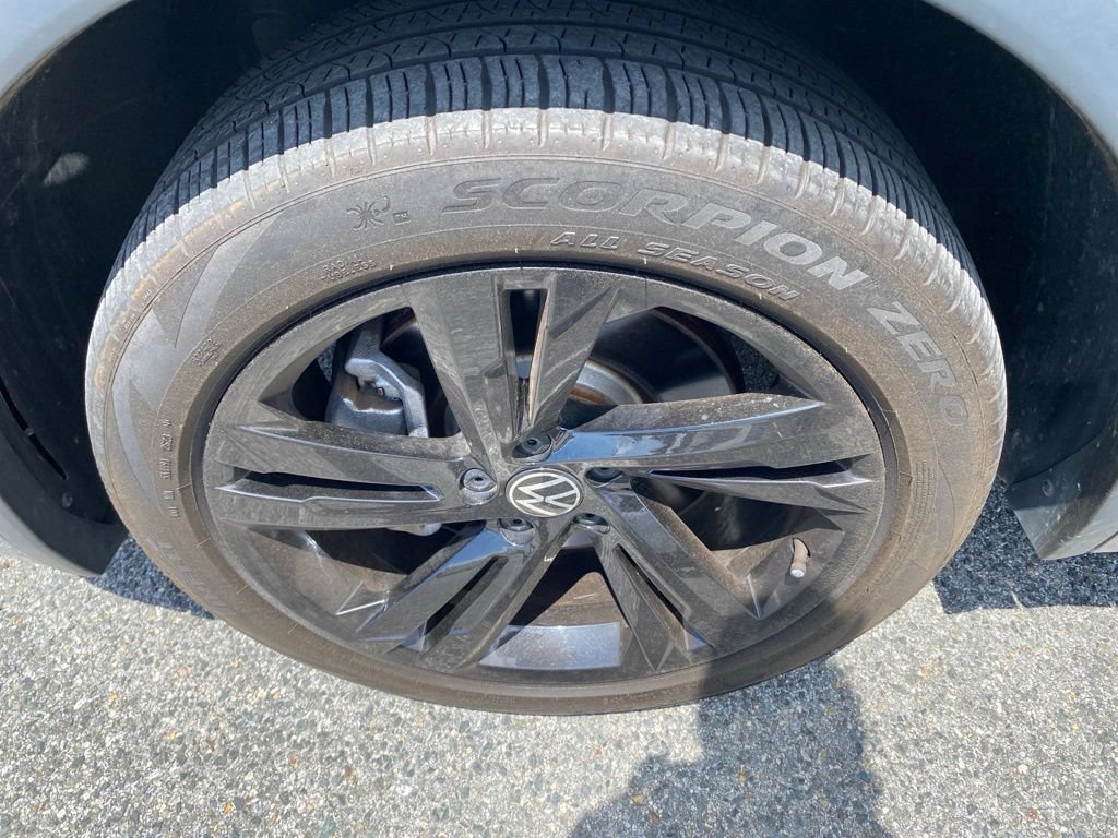 Used 2024 Volkswagen Tiguan SE R-Line AWD/4WD image 4