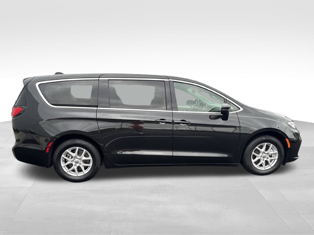Used 2023 Chrysler Pacifica Touring-L FWD image 2