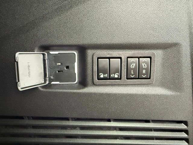 Used 2023 GMC Yukon Denali Ultimate image 21