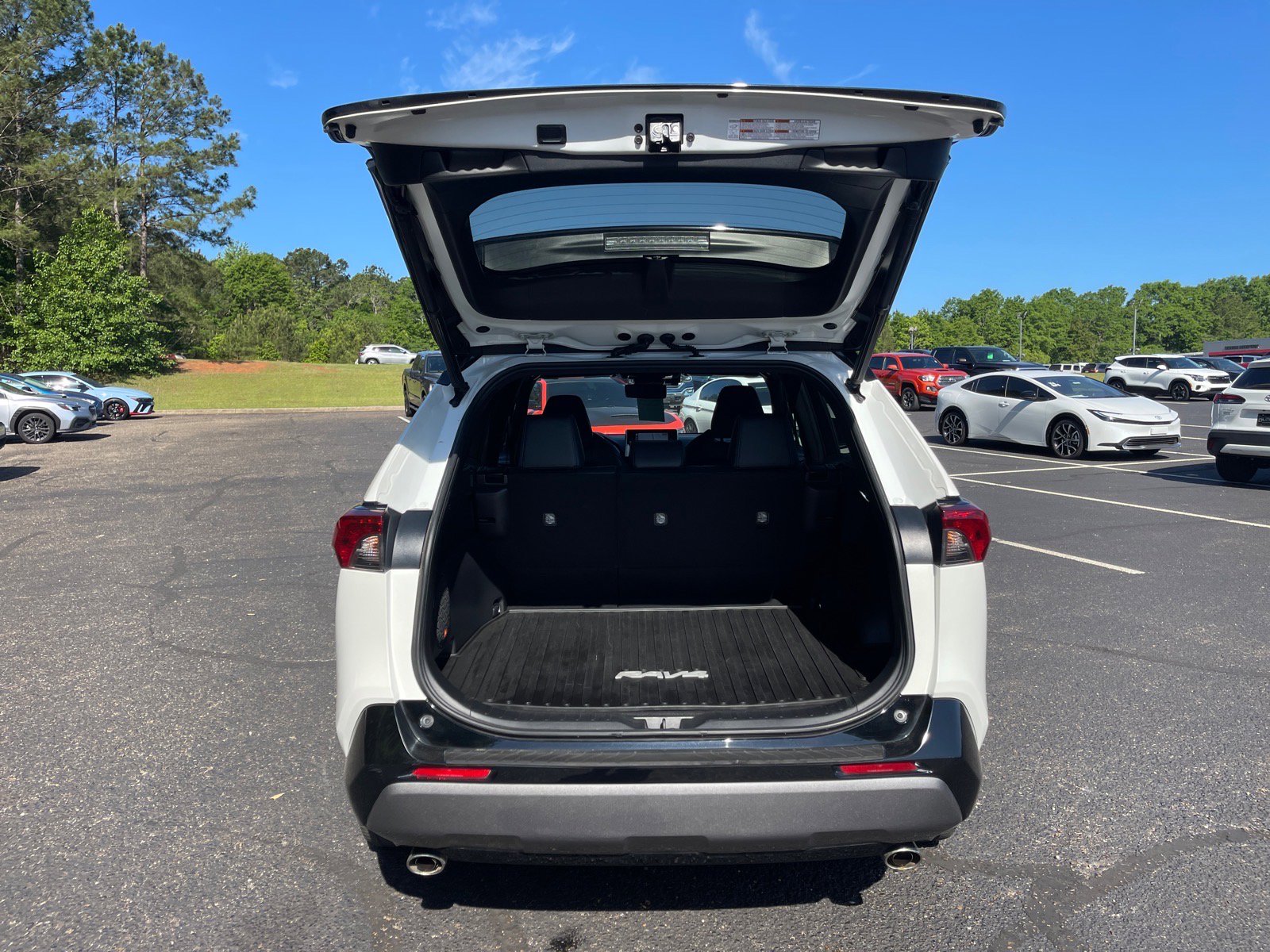 Used 2019 Toyota RAV4 XSE w/ XSE Weather Package AWD/4WD image 16