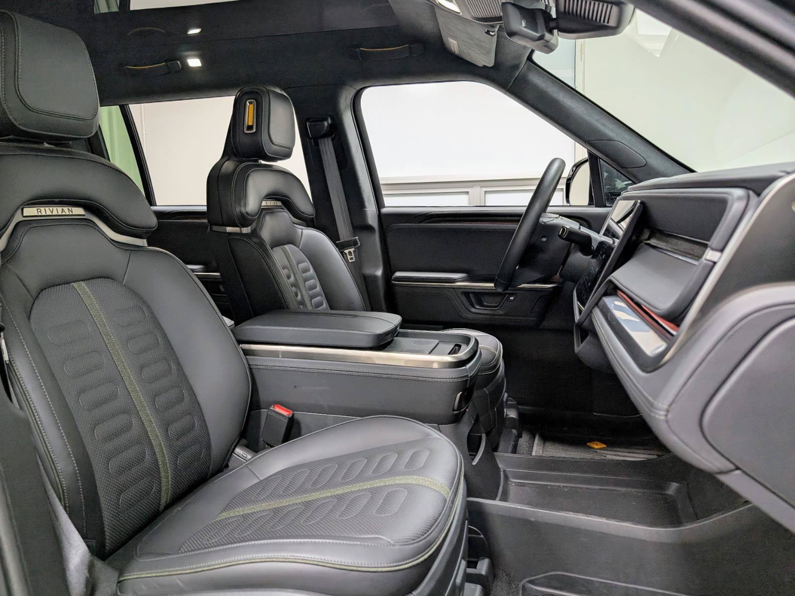 Used 2025 Rivian R1S Adventure AWD/4WD image 36