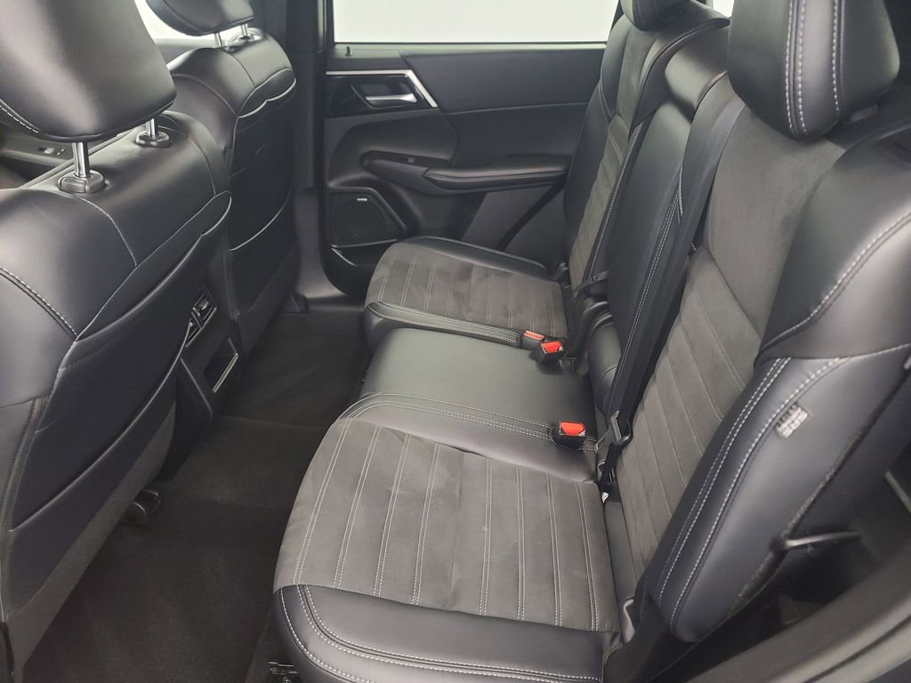 Used 2025 Mitsubishi Outlander SE image 22