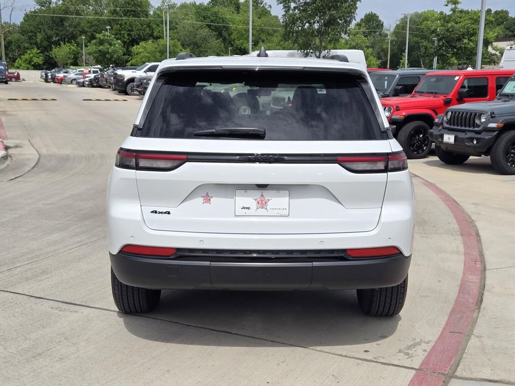 Used 2025 Jeep Grand Cherokee Altitude AWD/4WD image 5