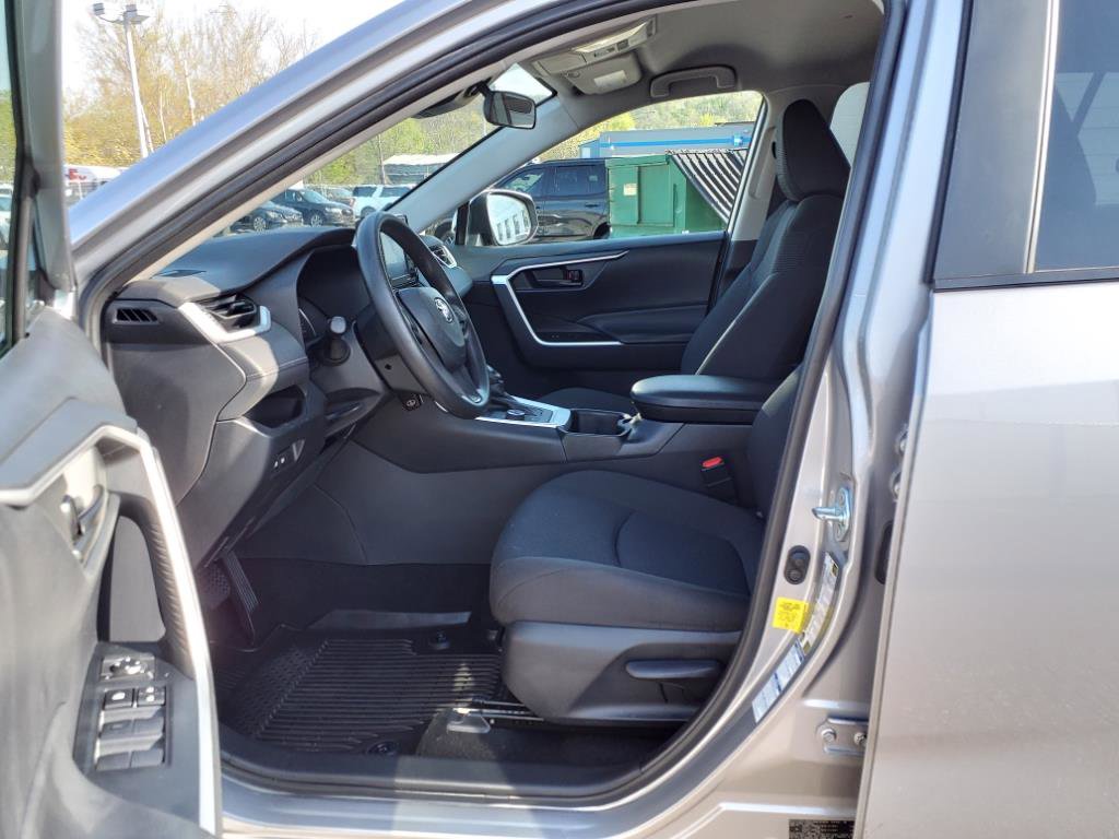 Used 2022 Toyota RAV4 LE image 10
