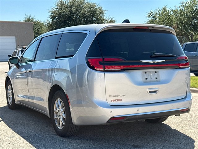 Used 2023 Chrysler Pacifica Touring-L image 9