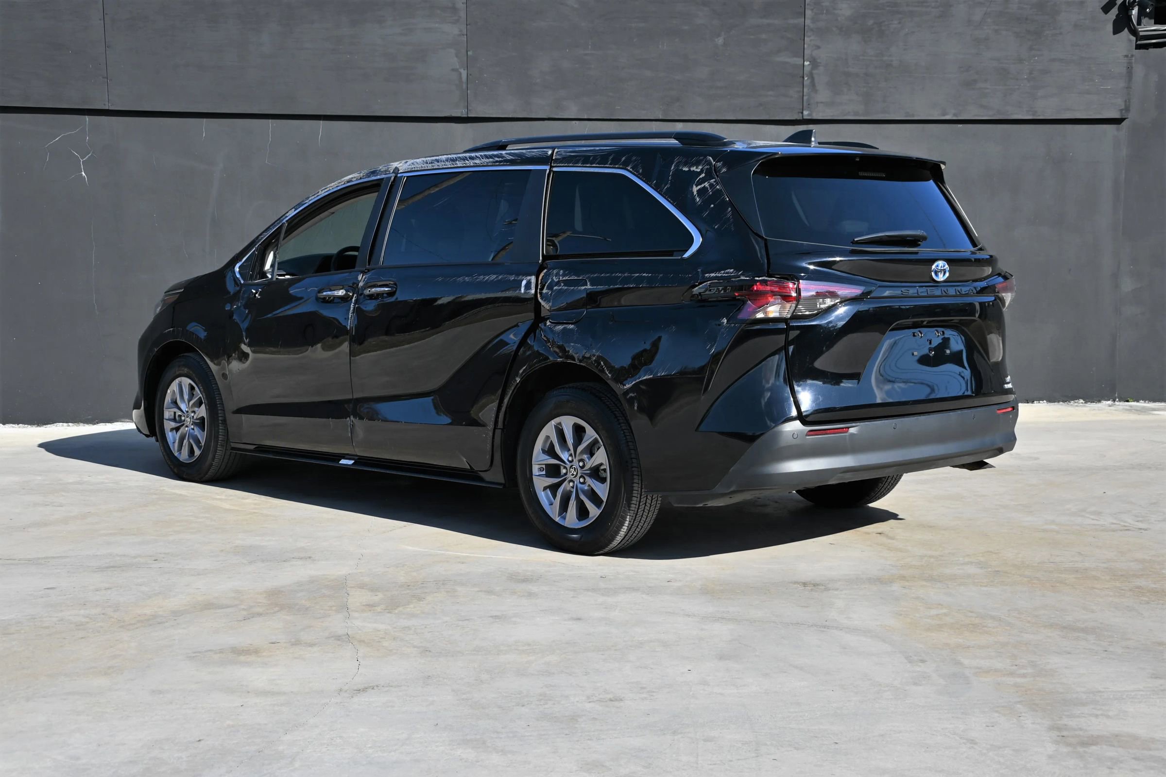 Used 2024 Toyota Sienna XLE image 3