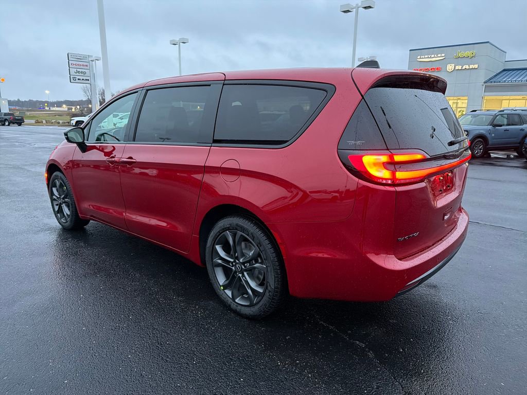 New 2026 Chrysler Pacifica Select image 3