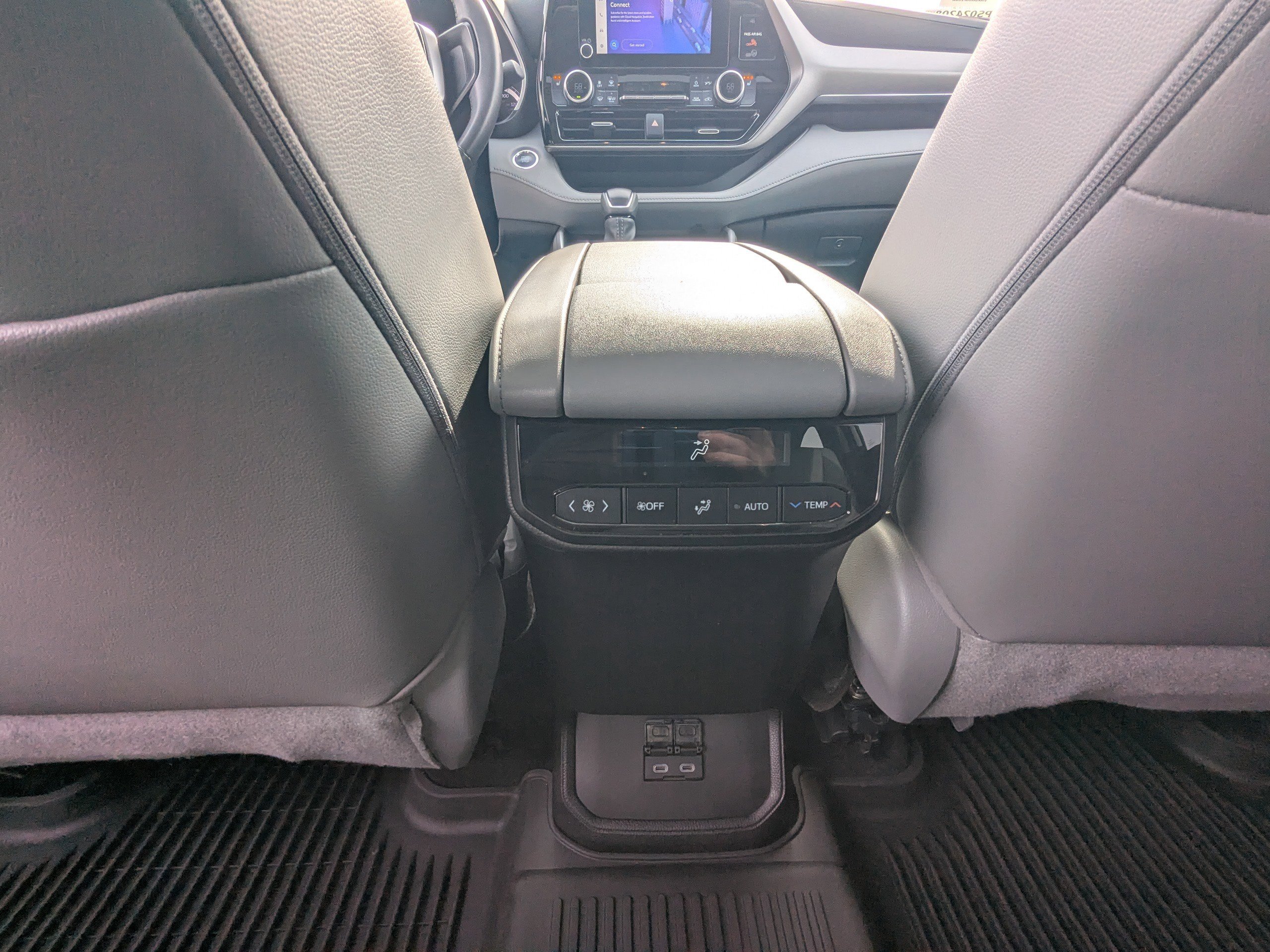 Used 2023 Toyota Highlander XLE image 14