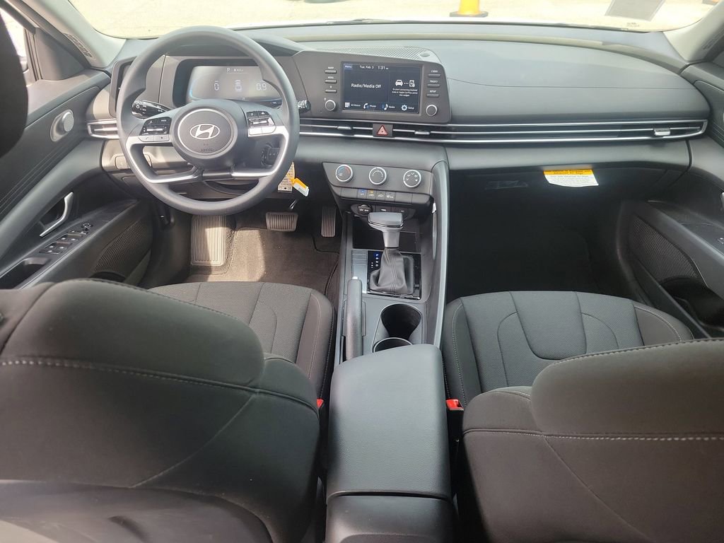 Certified 2025 Hyundai Elantra SE image 13