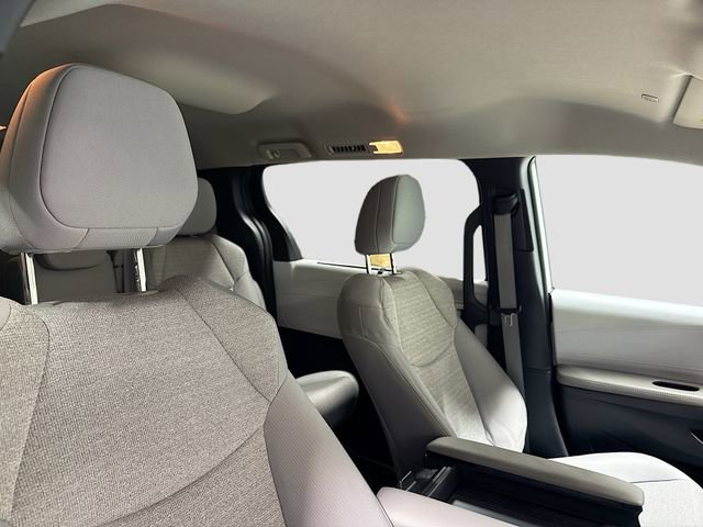 Used 2025 Toyota Sienna LE image 29