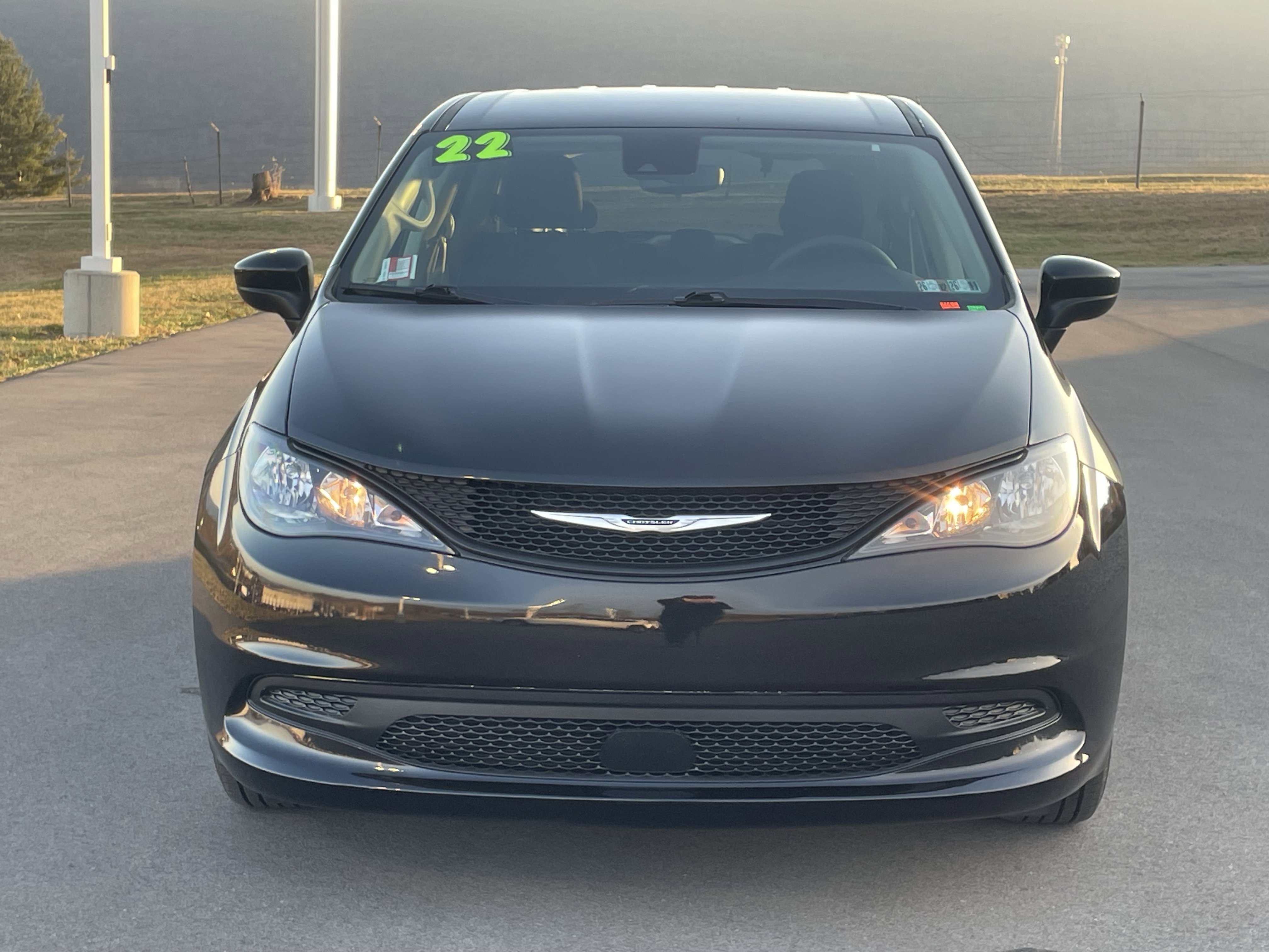 Used 2022 Chrysler Voyager LX image 9