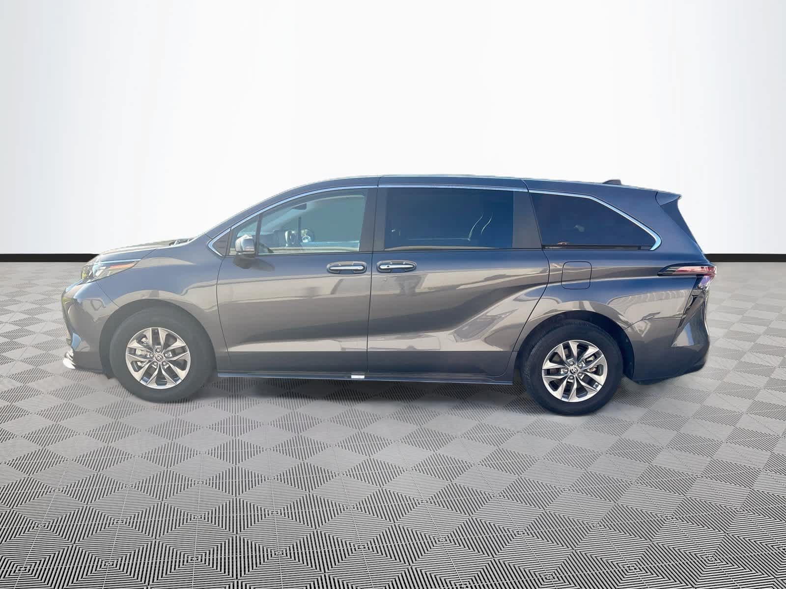 Used 2025 Toyota Sienna XLE AWD/4WD image 8