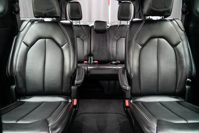 Used 2025 Chrysler Pacifica Select image 26