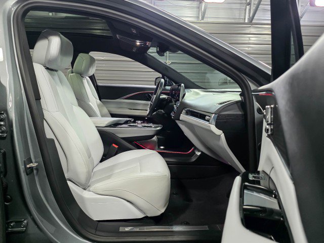 Used 2024 Cadillac Lyriq Luxury image 14