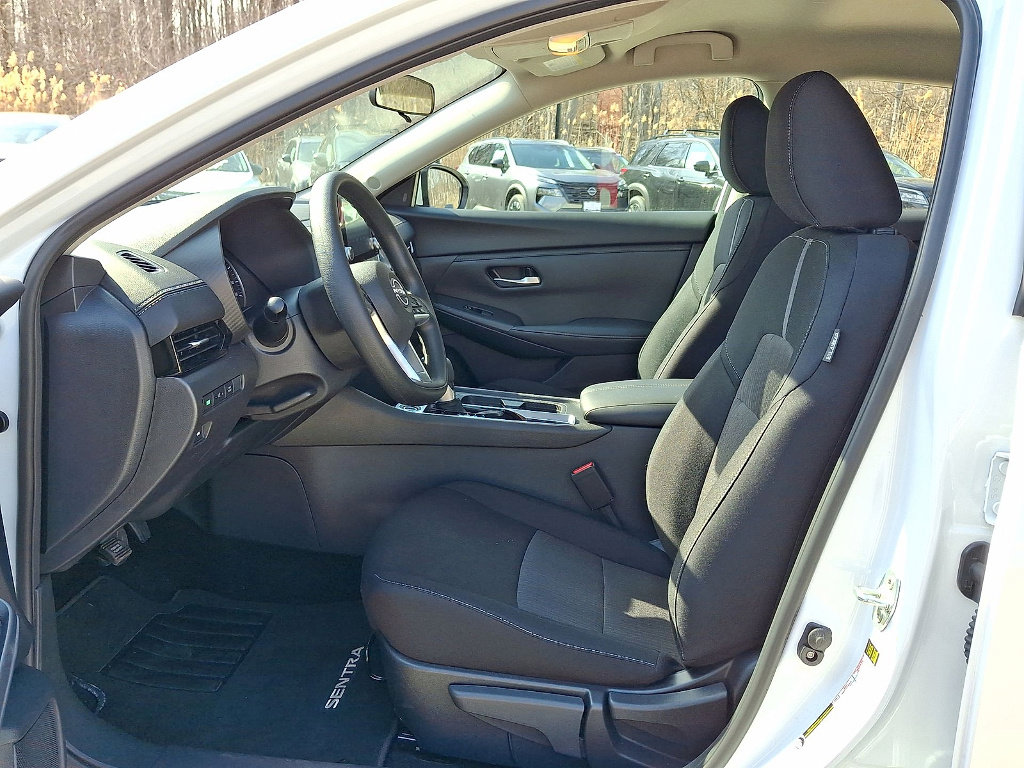 Used 2025 Nissan Sentra SV w/ Trunk Package image 11