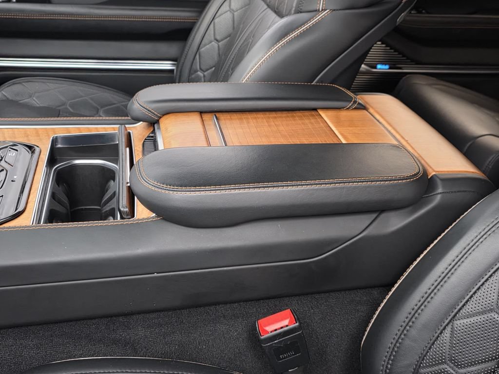 Used 2024 Jeep Grand Wagoneer Series III w/ Flexible Seating Group AWD/4WD image 9