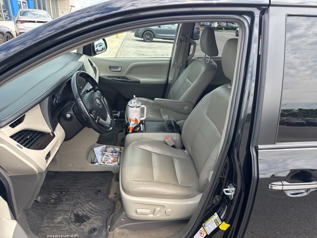 Used 2019 Toyota Sienna XLE w/ XLE Navigation Package AWD/4WD image 3