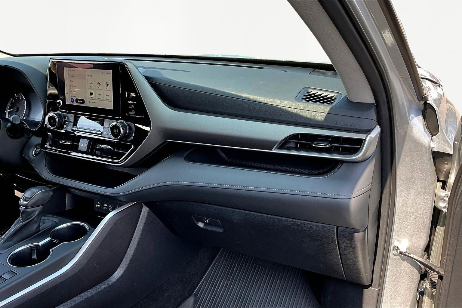 Used 2023 Toyota Highlander LE image 27