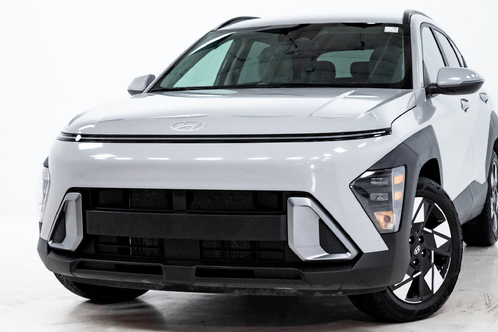 Used 2025 Hyundai Kona SEL FWD image 2