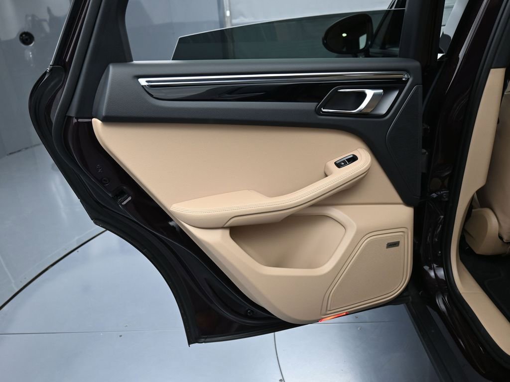 Certified 2025 Porsche Macan image 22