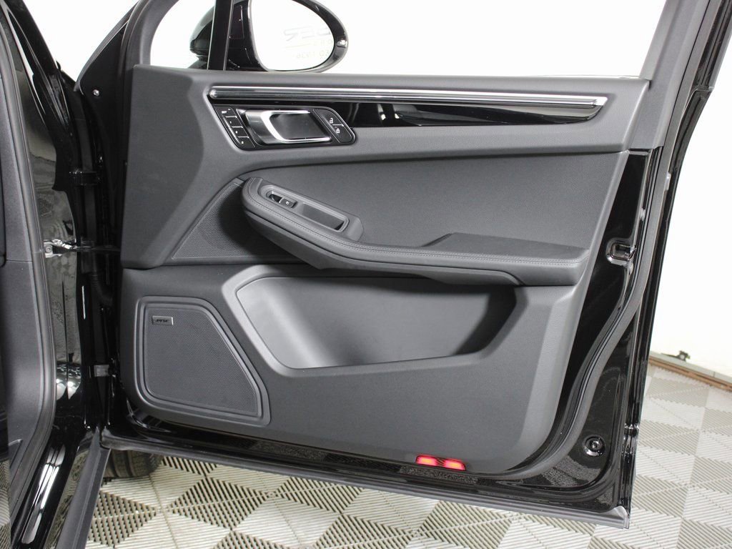 Certified 2026 Porsche Macan image 38