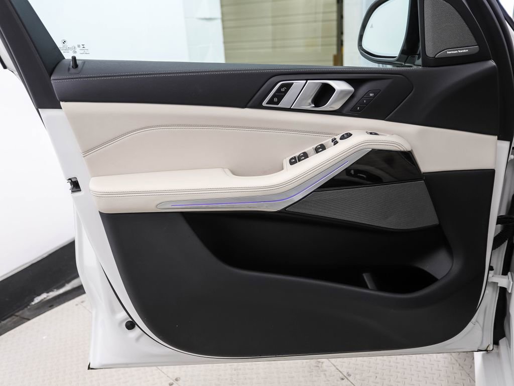 Used 2021 BMW X5 xDrive40i w/ M Sport Package image 9