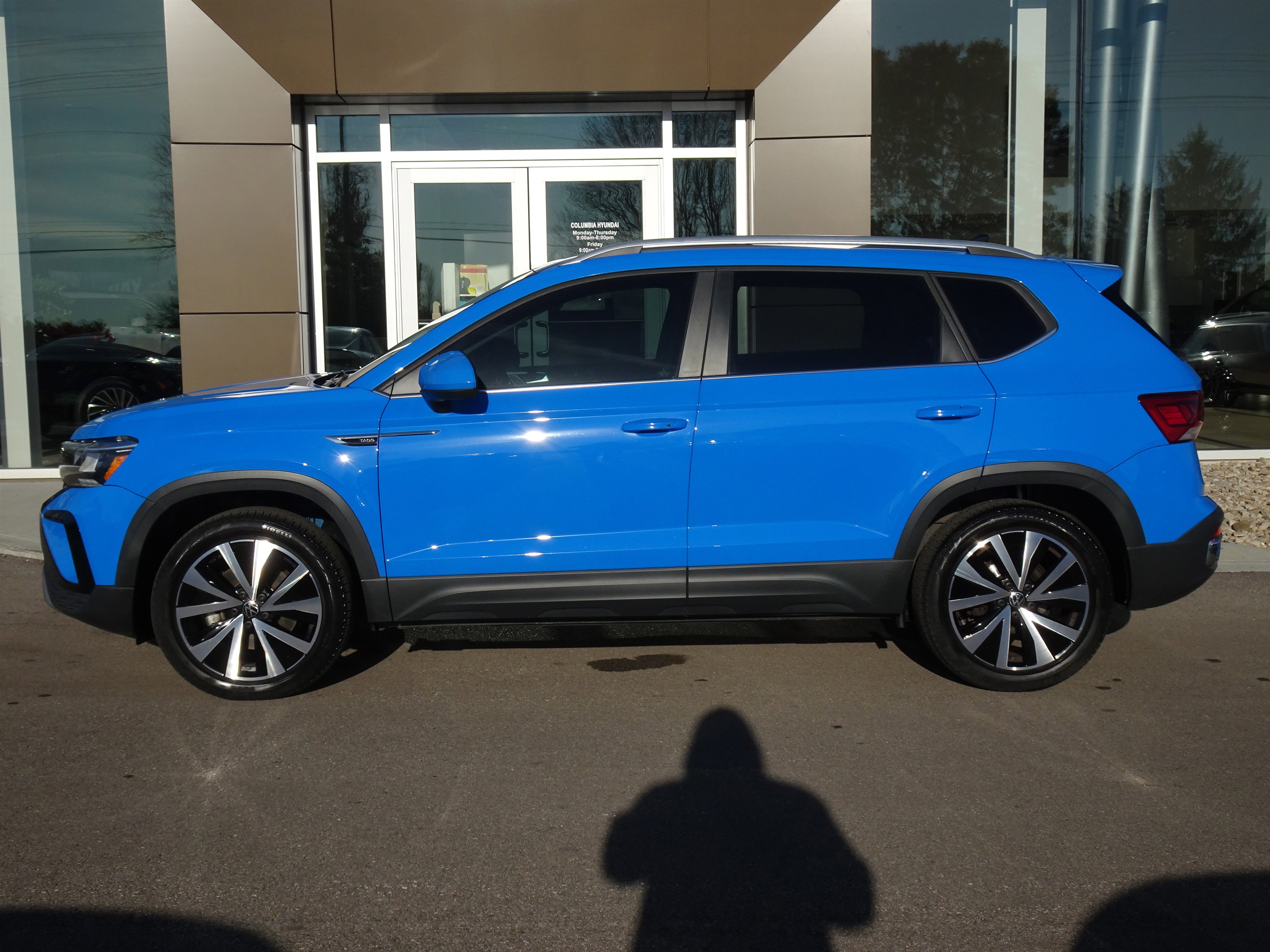 Used 2022 Volkswagen Taos SE w/ Panoramic Sunroof Package image 2