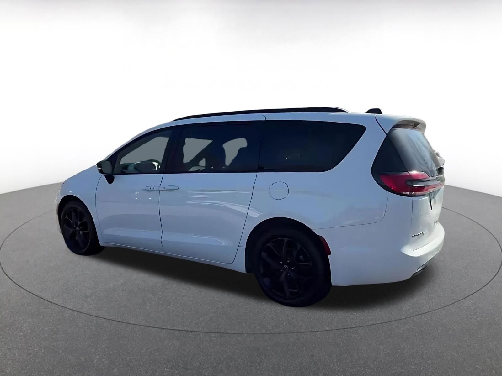 Used 2025 Chrysler Pacifica Limited image 10