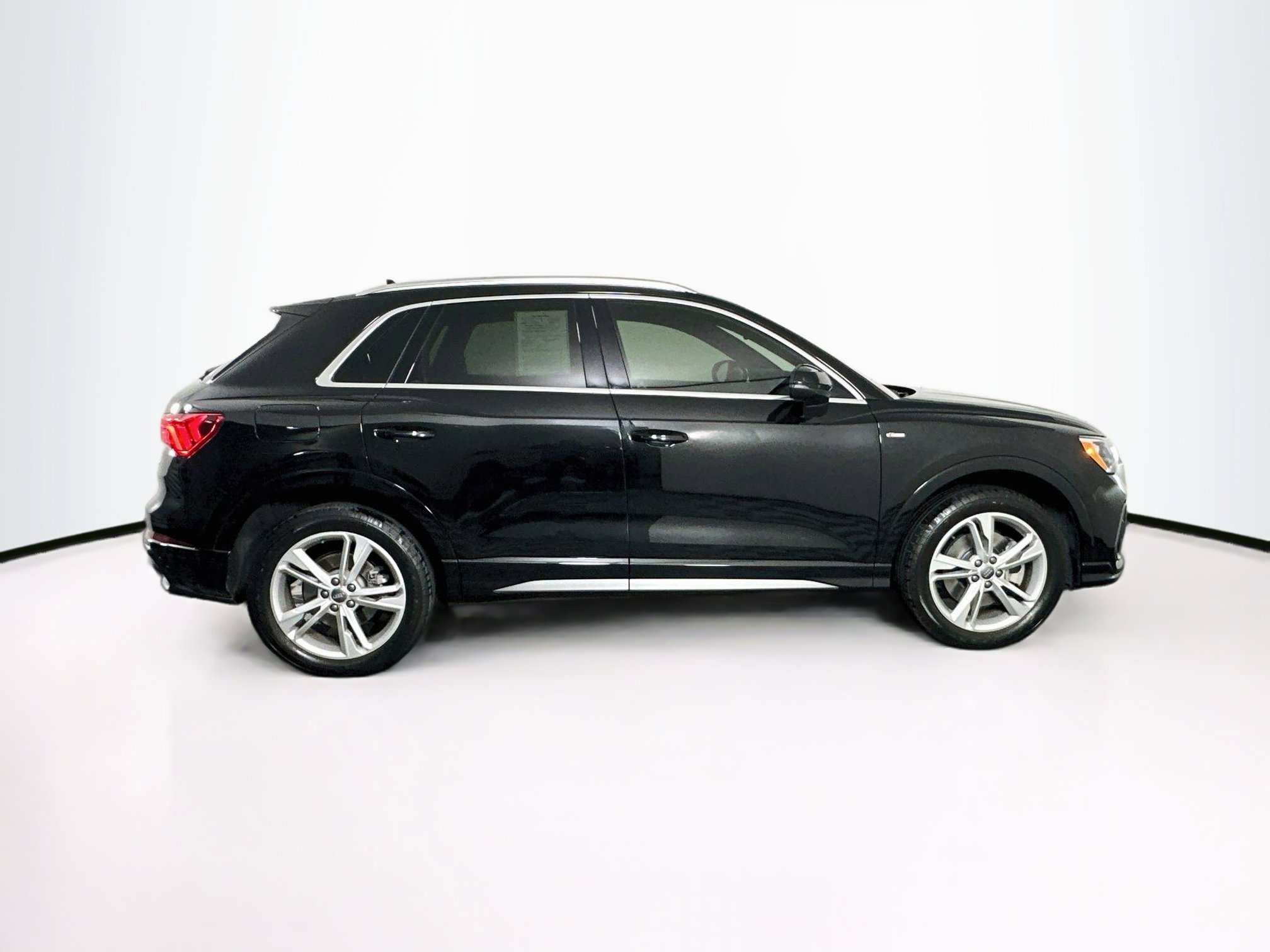 Used 2019 Audi Q3 2.0T Premium w/ Convenience Package AWD/4WD image 10