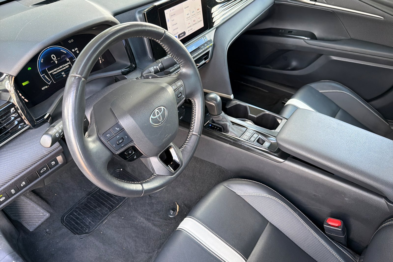 Used 2025 Toyota Camry SE FWD image 12