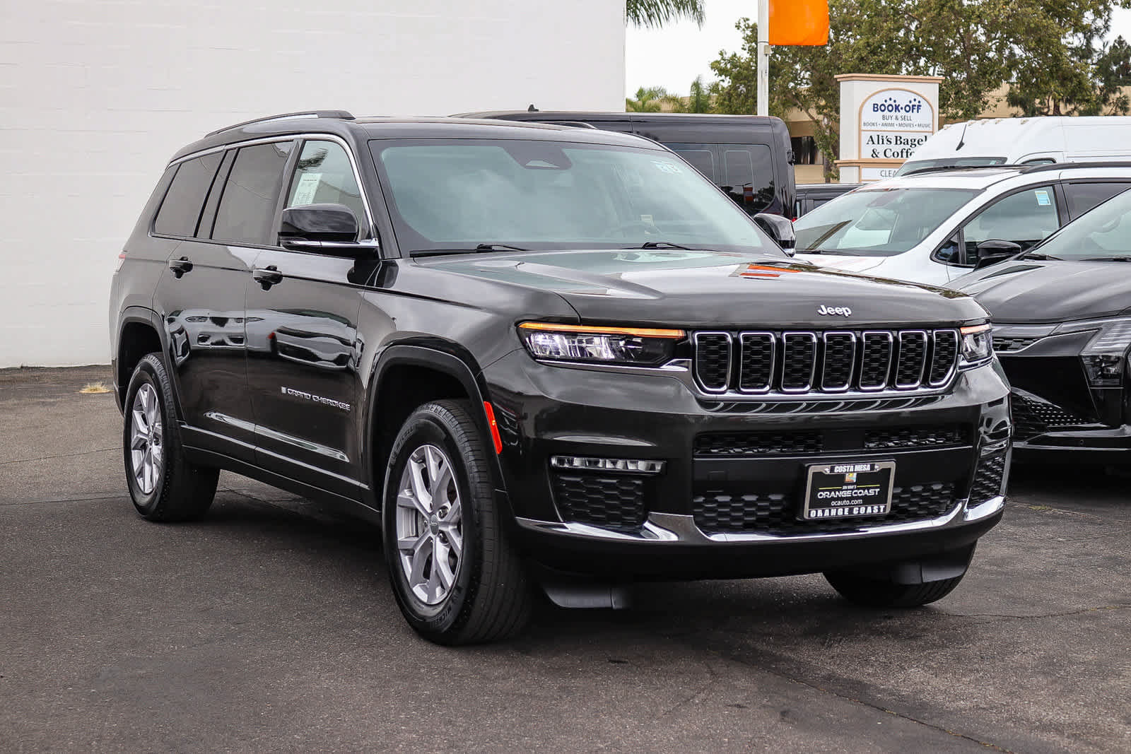 Used 2022 Jeep Grand Cherokee L Limited AWD/4WD image 3
