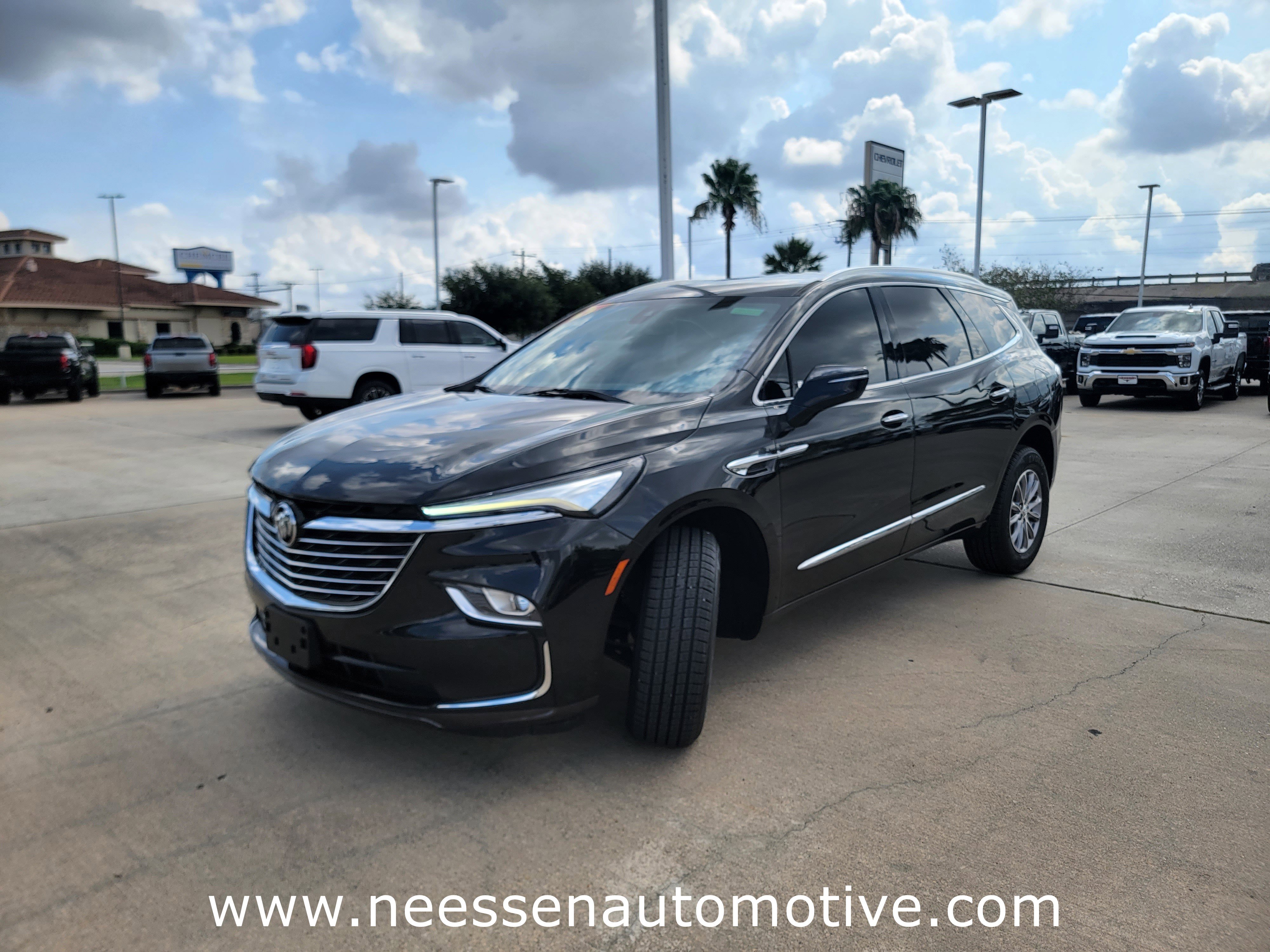 Used 2023 Buick Enclave Essence image 3