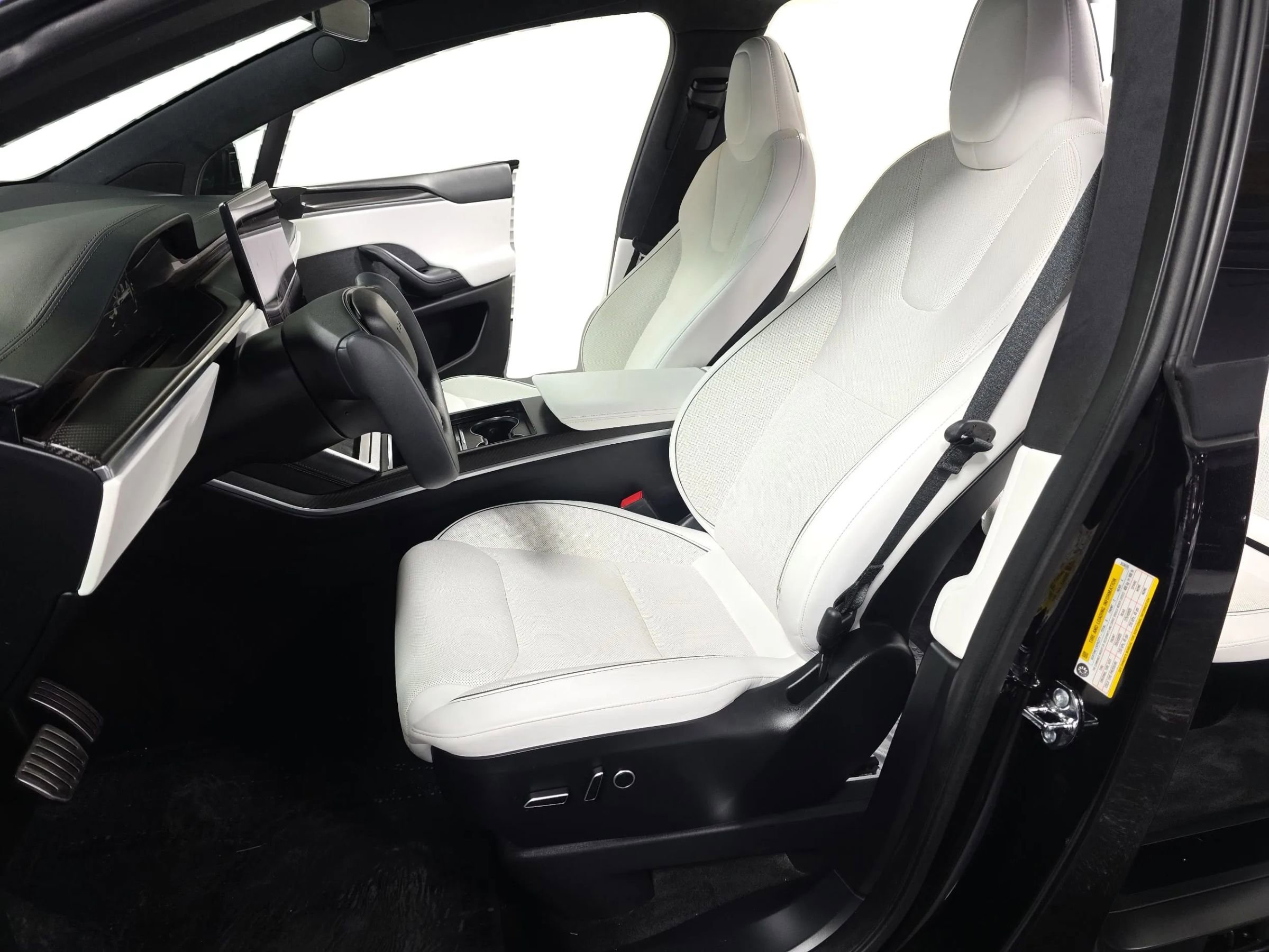 Used 2022 Tesla Model X Plaid image 9