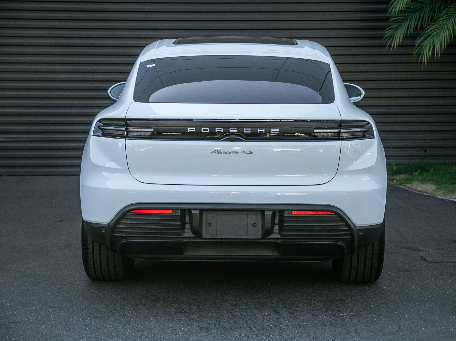Certified 2025 Porsche Macan 4S Electric AWD/4WD image 9