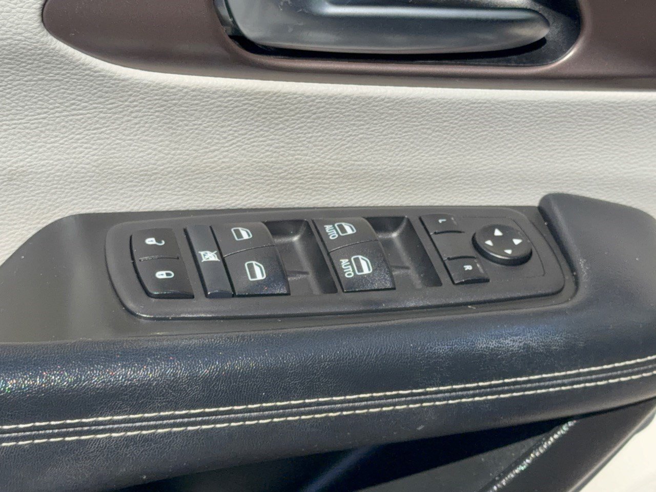 Used 2023 Chrysler Voyager LX FWD image 15