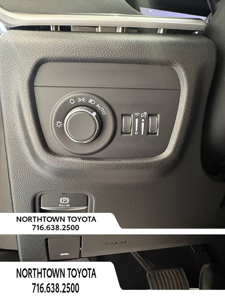 Used 2023 Jeep Grand Cherokee Altitude AWD/4WD image 7