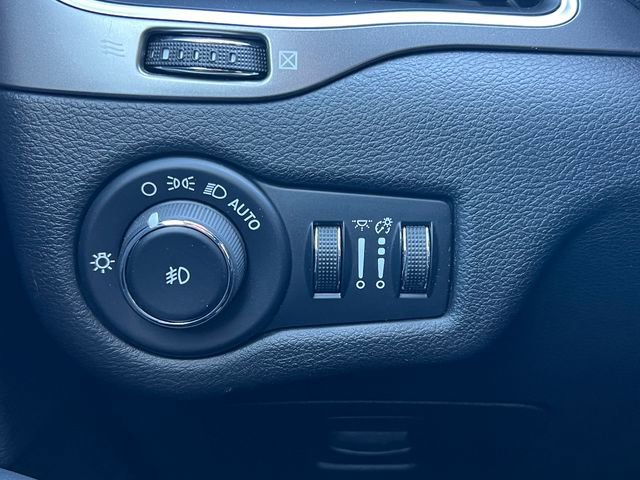 Used 2019 Jeep Cherokee Latitude Plus FWD image 16