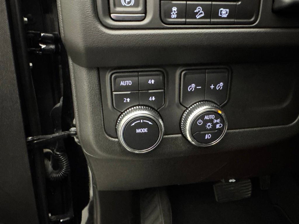 Used 2024 GMC Yukon AT4 w/ Technology Package AWD/4WD image 31