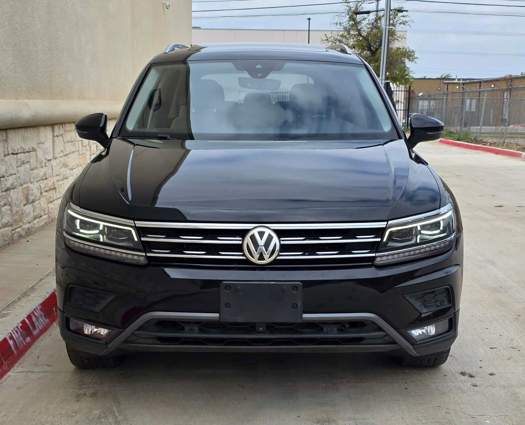 Used 2018 Volkswagen Tiguan SEL Premium image 9