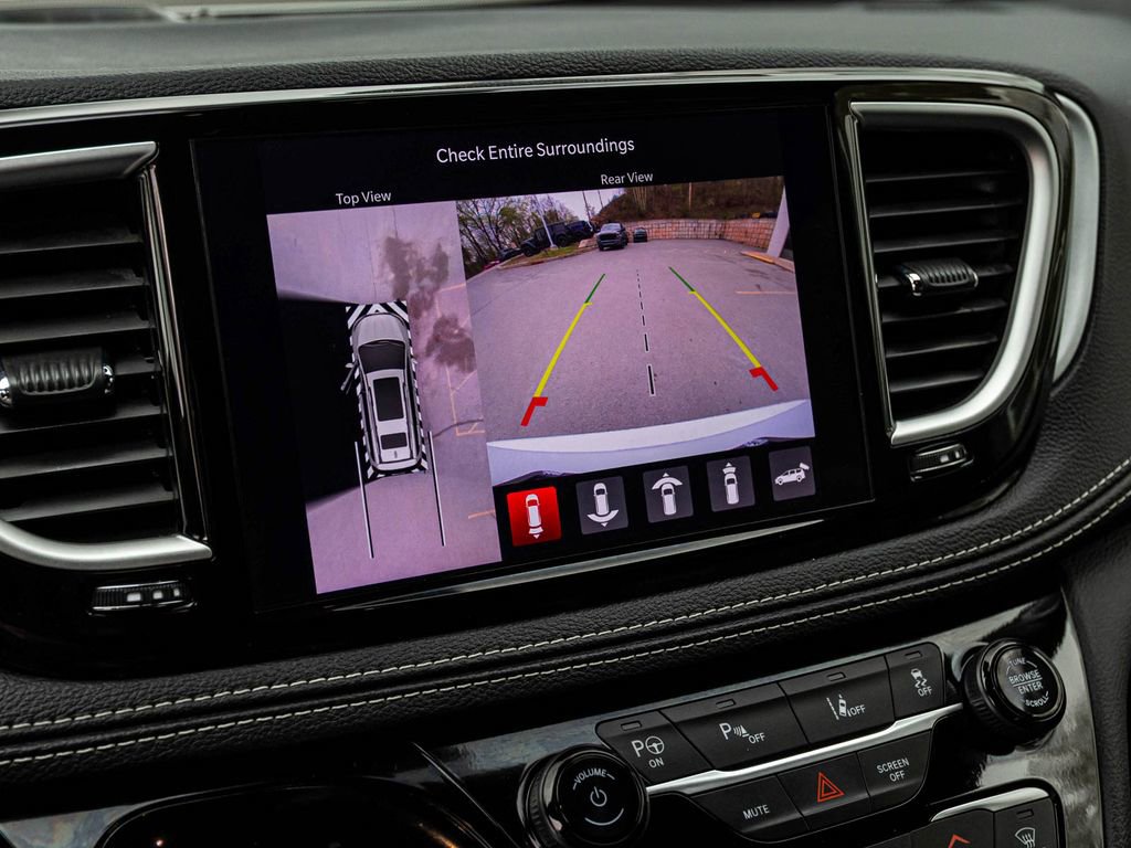 Used 2024 Chrysler Pacifica Limited FWD image 18