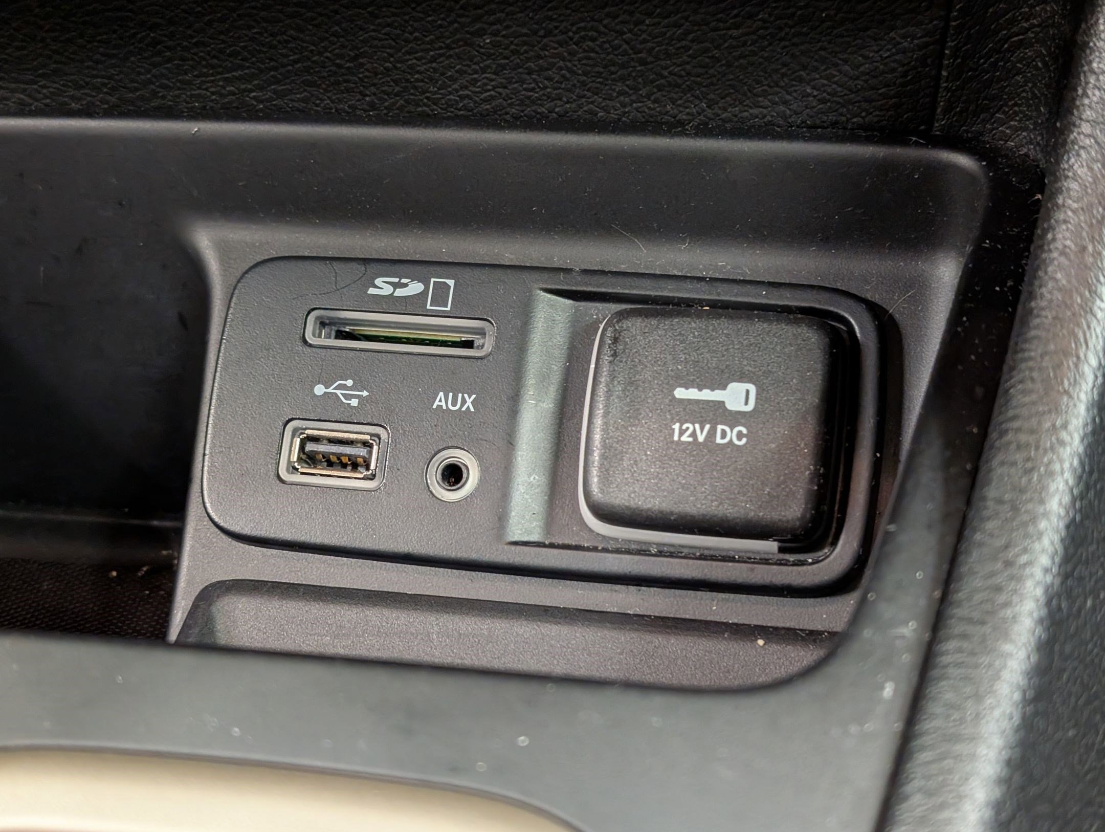 Used 2015 Jeep Cherokee Latitude w/ Cold Weather Group image 24