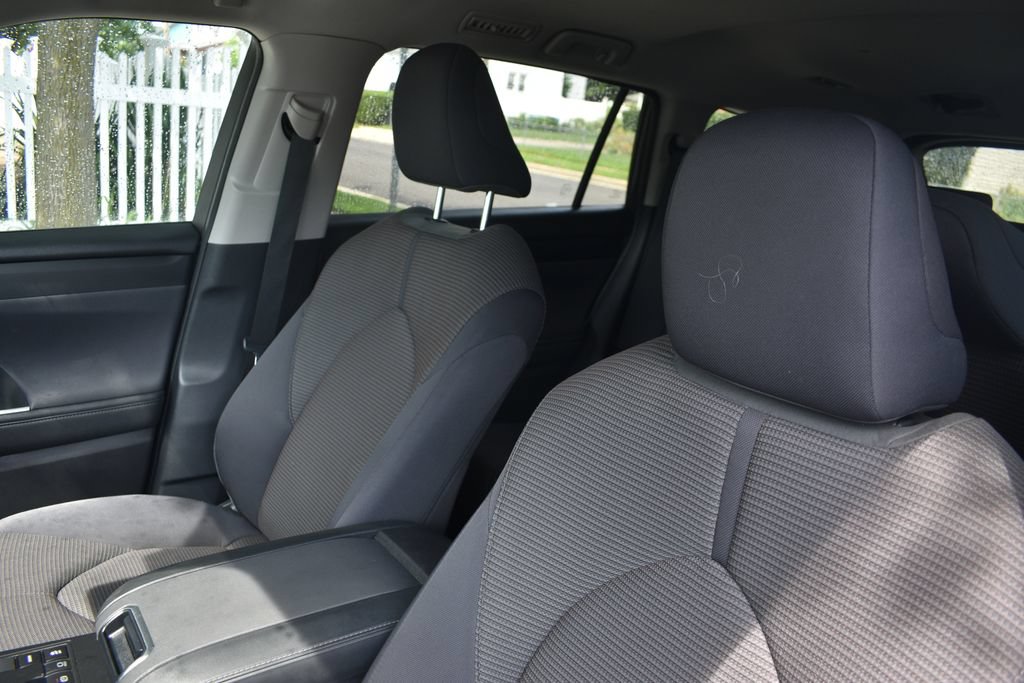 Used 2025 Toyota Highlander LE FWD image 10