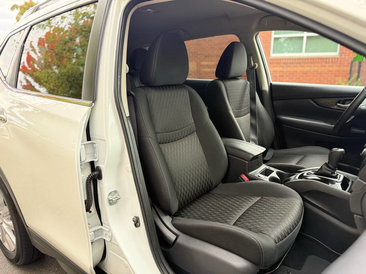Used 2019 Nissan Rogue SV AWD/4WD image 38