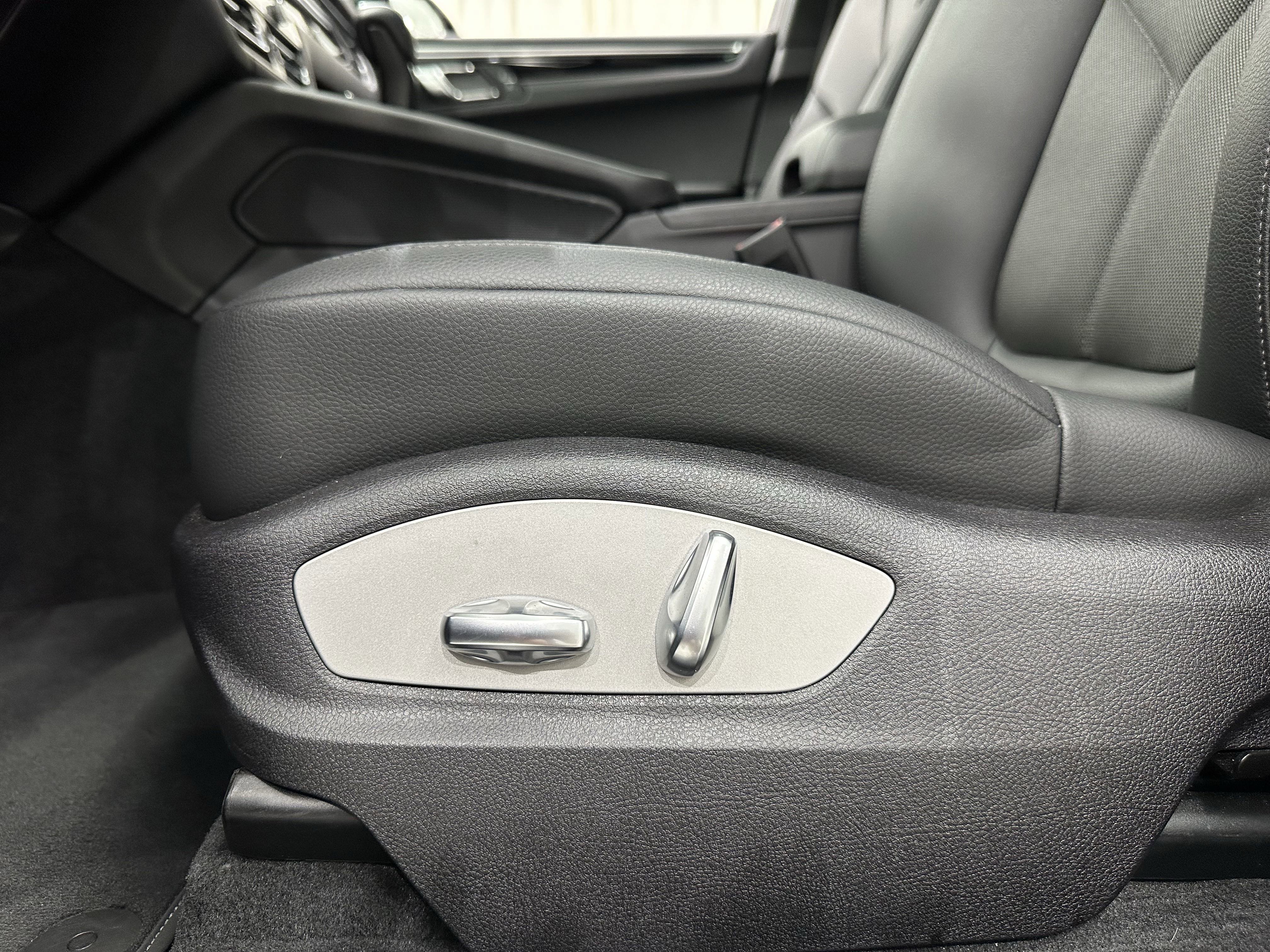 Certified 2024 Porsche Macan image 30