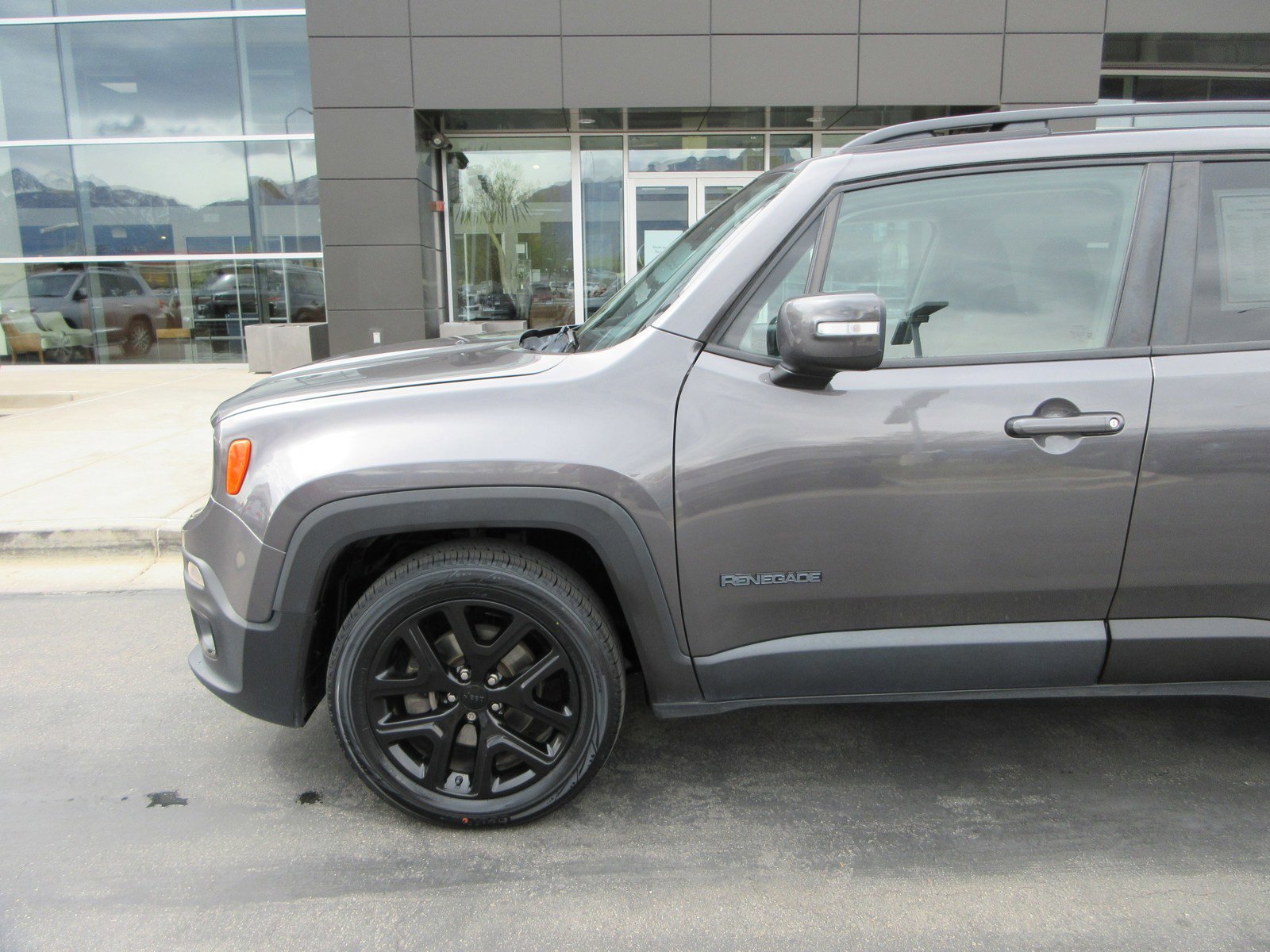 Used 2018 Jeep Renegade Altitude w/ UConnect 8.4 Nav Group FWD image 2