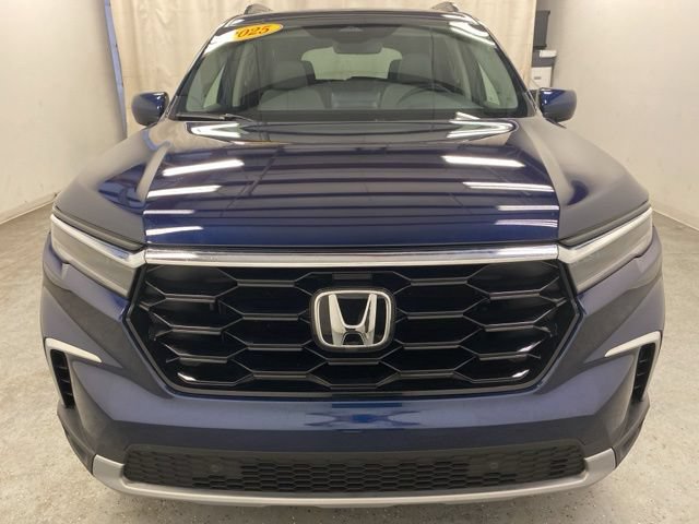 Used 2025 Honda Pilot Touring image 2